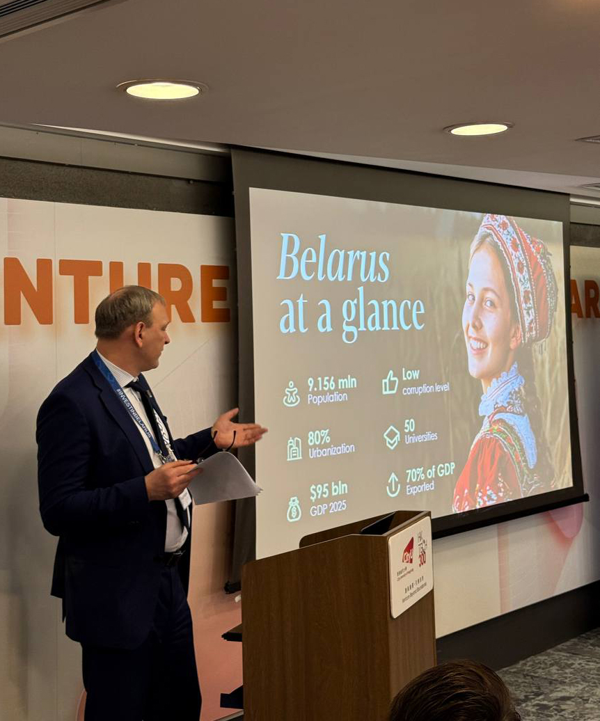 Aleksey Pushkarev is delivering a presentation on Belarus business climate Алексей Пушкарев презентует бизнес-климат Беларуси на инвестиционном форуме в Гонконге
